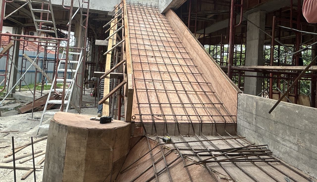 Staircase and beam reinforcement before casting